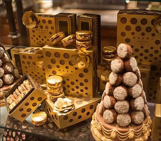 Chiếc bánh dát vàng này là tuyệt tác kết hợp giữa cửa hàng bánh ngọt Ladurée nổi tiếng ở Paris và hãng thời trang Marni. Bánh có giá 100 USD (2,4 triệu đồng). Ảnh: CNN.