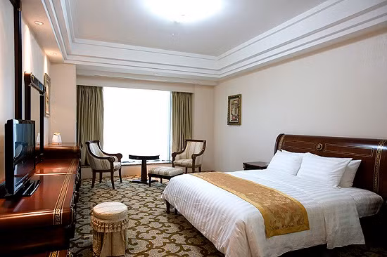  Khách sạn dát vàng Grand Plaza cao 30 tầng với tổng 618 phòng nghỉ với đầy đủ các tiện nghi cao cấp trong đó có 05 phòng Royal Suite - mỗi phòng rộng 157m2 và 1 phòng Presidential Suite rộng 410 m2. Ảnh: ĐSPL