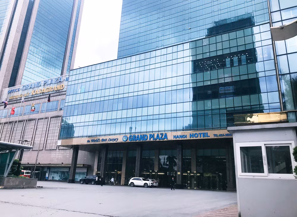 Nơi đóng quân của đội tuyển Thái Lan trong 4 ngày tại Việt Nam là khách sạn Grand Plaza trên đường Trần Duy Hưng (quận Cầu Giấy, Hà Nội).