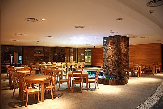 Không gian nhà hàng sang trọng trong khách sạn Grand Plaza. Ảnh: ĐSPL.