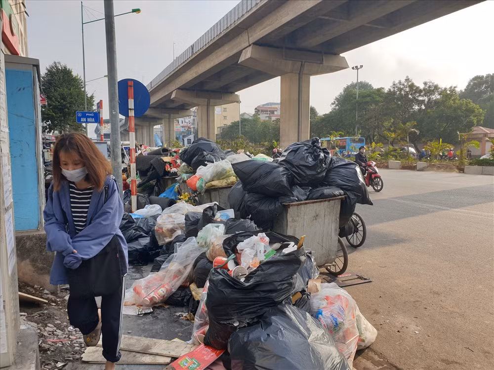 Cũng theo ghi nhận của phóng viên, tại ngã ba giao giữa Trần Phú với An Hòa (Hà Đông), lượng rác tập kết trên xe và dưới vỉa hè lòng đường là rất lớn. Thậm chí những xe rác này còn chiếm 1 phần diện tích vỉa hè rất lớn, khiến người đi bộ phải lách qua những khe hẹp và đi xuống dưới lòng đường.