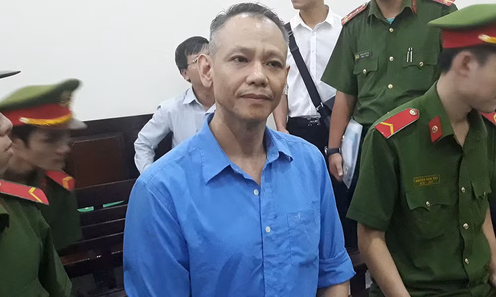 Hiep dam em vo roi to bi du cung, buc cung