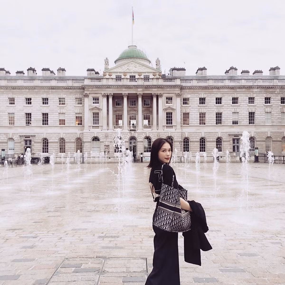 Phong cách thời trang, chụp ảnh đúng chuẩn "rich kid". Ảnh: FBNV.