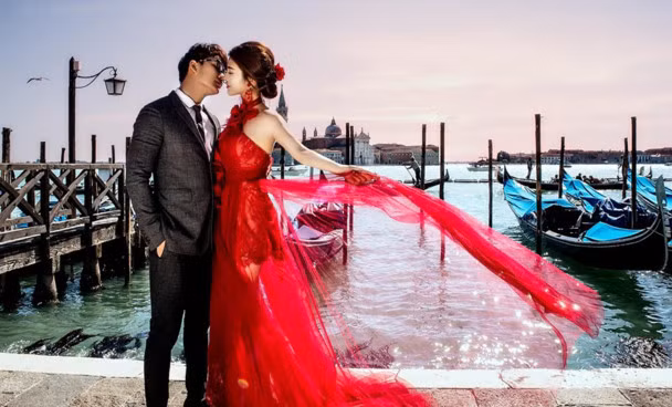 Đáng chú ý nhất là đợt đi du lịch kết hợp chụp hình pre-wedding của rich kid Giang Lê và chồng. Bộ ảnh được thực hiện kỳ công tại Paris, Roma, Santorini và Venice. Ảnh: Giaoducthoidai.