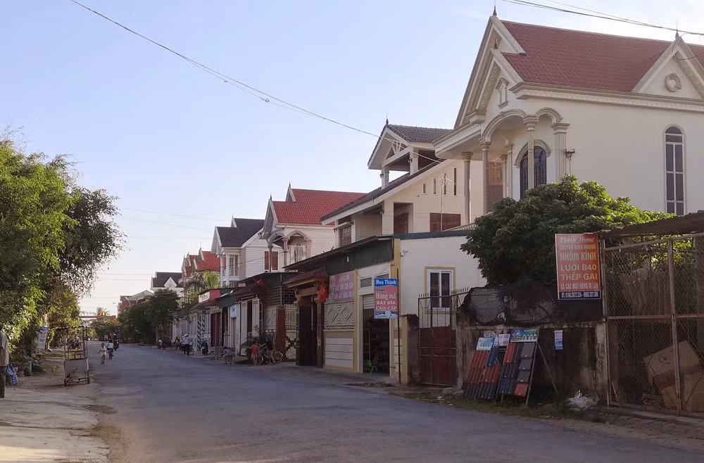 Khi có tiền, người dân xây biệt thự tiền tỷ nằm san sát nhau nối thành một con phố dài dọc theo trung tâm xã. Ảnh: Vietnamnet.