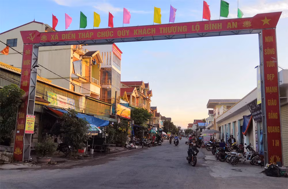 Người dân Diễn Tháp ồ ạt kéo nhau sang Lào thu mua và đưa những sản phẩm dân dụng tái chế sang trao đổi, buôn bán. Ảnh: Vietnamnet.