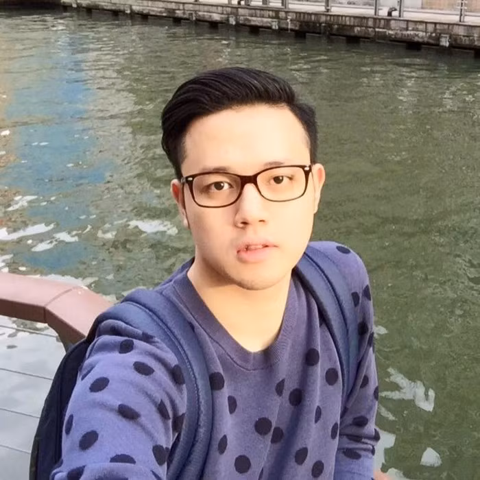 Theo trang cá nhân, 9X tốt nghiệp Trung tâm đào tạo hàng không Sabena tại Mỹ. Năm 2016, anh bắt đầu làm việc cho một hãng hàng không Việt Nam. Ảnh: FB.
