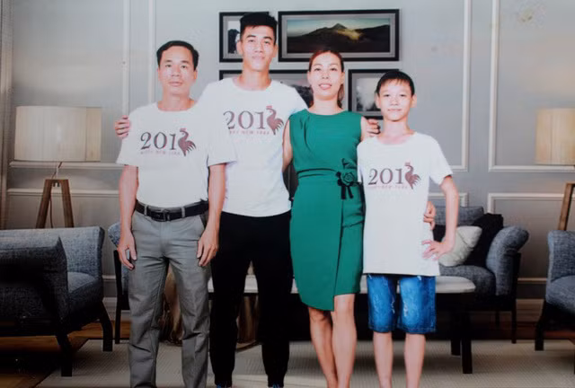 Bà Mai đi xuất khẩu lao động được một năm, ông Quyền cũng vào Bình Dương làm thuê. Tiến Linh khi đó mới 3 tuổi phải đến ở với ông bà nội. Ảnh: Vietnamnet.