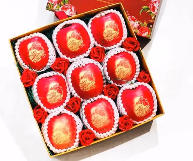 Đáng nói, cửa hàng chỉ bán cả hộp 9 quả có giá 4,2 triệu đồng, không bán lẻ. Ảnh: Baodansinh.