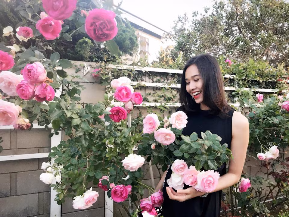 Góc vườn nhỏ trong nhà Hoa hậu Dương Mỹ Linh ngập tràn hoa thơm. Ảnh: Helino.