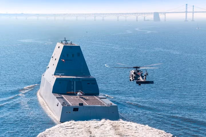 Bãi đáp trực thăng trên tàu USS Zumwalt đủ sức chứa 2 chiếc trực thăng đa dụng SH-60 Seahawk cùng lúc hoặc 1 chiếc SH-60 và 3 máy bay lên thẳng không người lái.