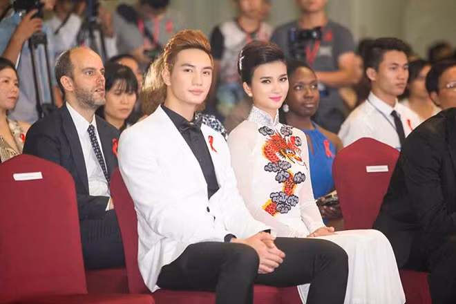 Kim Tuyến nền nã áo dài cùng Nguyễn Văn Sơn chăm chú theo dõi chương trình. Kể từ sau dự án phim Tuổi thanh xuân, bà mẹ một con tích cực trong các hoạt động giải trí, thiện nguyện tại TP HCM.