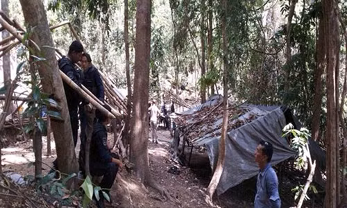 Phát hiện 3 người kiệt sức trong trại buôn người Thái Lan Phát hiẹn 3 nguòi kiẹt súc trong trai buon nguoi Thái Lan