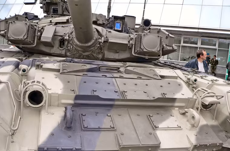 So với dòng tăng T-54/55, T-62, T-72 trước đây, T-90 vượt trội hơn rất rất nhiều về hệ thống giáp bảo vệ. Cỗ tăng này được "hộ tống" bởi 3 lớp phòng vệ gồm: giáp composite bị động; giáp phản ứng nổ ERA và hệ thống phòng vệ chủ động Shtora-1.