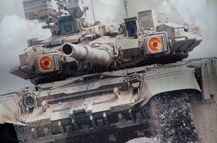 Ngoài lớp giáp ERA, xe tăng T-90 còn được hộ vệ bởi hệ thống đo ngăn chặn quang điện tử học TShU-1-7 Shtora-1 được thiết kế để phá hoại sự chỉ định mục tiêu bằng laser và thiết bị đo xa của tên lửa chống tăng đang bay đến. Trong ảnh có thể thấy ngay hai đèn hồng ngoại – thành phần của Shtora-1 bố trí ở hai bên tháp pháo làm nhiệm vụ phát xung hồng ngoại gây nhiễu hệ thống dẫn đường tên lửa chống tăng.