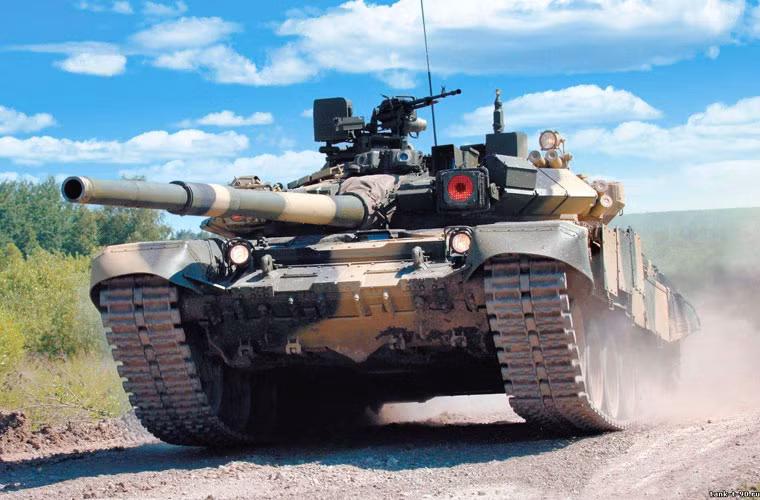 Tuy xe tăng T-90 chỉ được trang bị động cơ công suất 840-hơn 1.000 mã lực thấp hơn so với một số loại tăng phương Tây. Nhưng nhờ trọng lượng nhẹ, chỉ khoảng 46,5 tấn khi chiến đấu nên T-90 đảm bảo được tính cơ động cao với tốc độ lên đến 65km/h trên đường bằng.