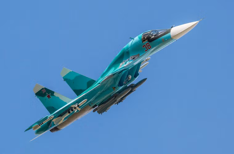 Su-34 được trang bị 2 động cơ phản lực Lyulka AL-35F cho tốc độ bay cực đại Mach 1,8, tầm bay tuần tiễu đến 4.500km. Nếu được tiếp nhiên liệu trên không 3 lần, Su-34 có khả năng đạt tầm bay đến 14.000km.