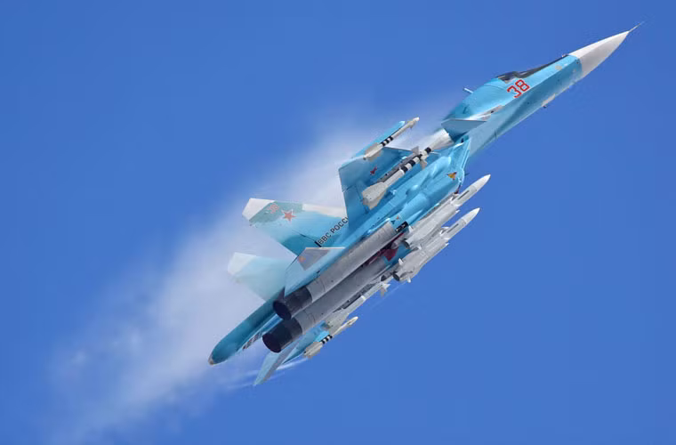 Thừa hưởng khung thân Su-27, Su-34 mang được đến 8 tấn vũ khí trên 12 giá treo cho phép thực hiện nhiều nhiệm vụ tác chiến chống mục tiêu mặt đất, mặt biển và cả trên không khi cần.