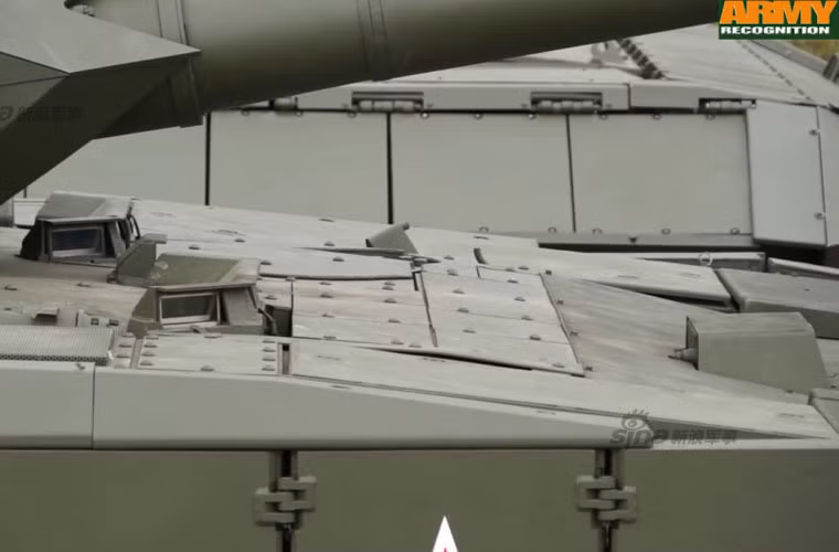Capsule buồng lái với các lỗ châu mai nằm ẩn lấp ngay phía mặt giáp trước xe tăng T-14 Armata.