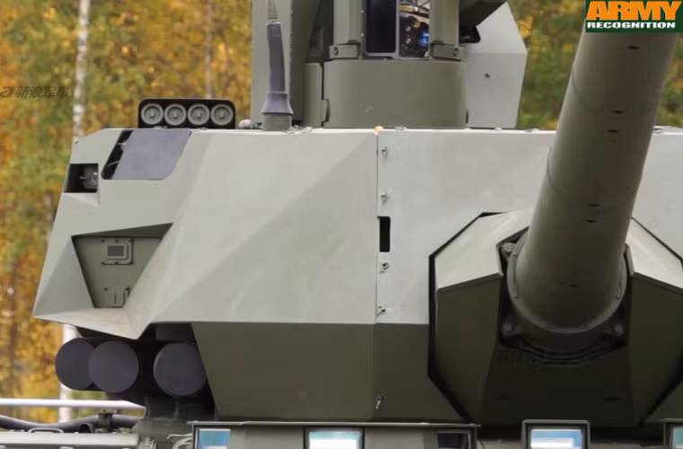Tuy nhiên, khi zoom cận cảnh tháp pháo T-14 Armata, người ta đã thấy những điểm bất thường, kỳ lạ. Theo đó, dường như có phần “lõi” bên trong tháp pháo này, các tấm thép bao quanh thép không phải đúc liền mà là hàn ghép từ nhiều tấm.