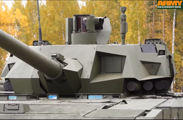 Theo quảng cáo của các nhà quân sự Nga, xe tăng T-14 Armata được trang bị tháp pháo tự động, không người lái. Kíp lái ngồi trong một capsule an toàn, tách biệt hoàn toàn với tháp pháo. Thiết kế này được đánh giá là mang tính cách mạng trong lịch sử xe tăng thế giới.