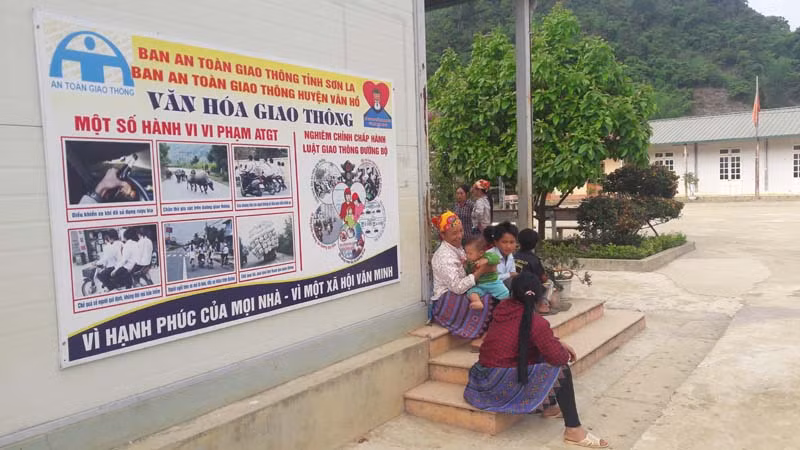 Tấm panô rất to cảnh báo về an toàn giao thông được dán trước cổng Trường Tiểu học Vân Hồ.