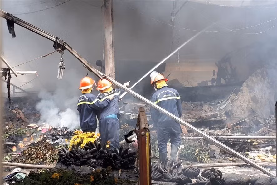 Vụ cháy chợ Quang (Thanh Liệt, Thanh Trì, Hà Nội) chiều 31.3 khiến nhiều tiểu thương trắng tay. Ảnh: TV