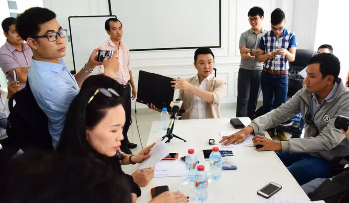 Trong buổi họp báo ngày 11/4, ông Diệp Khắc Cường (ngồi đầu bàn) - chủ tịch HĐQT, tổng giám đốc Công ty CP đầu tư và phát triển Mạng lưới hữu nghị (FNC) - lên tiếng phủ nhận việc liên quan đến đường dây lừa đảo tiền ảo - Ảnh: QUANG ĐỊNH