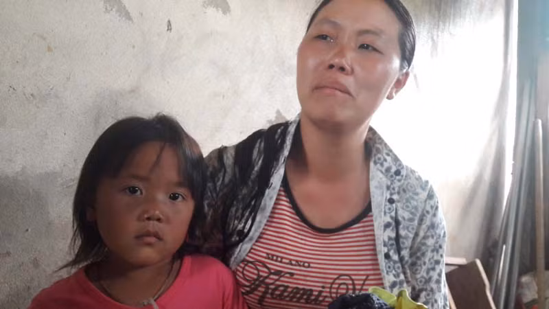 Mấy ngày qua, chị Mùi Thị Tánh - mẹ của cháu Sồng A Ninh như hóa đá từ khi nhìn thấy con mình nằm bất động ở trường học.
