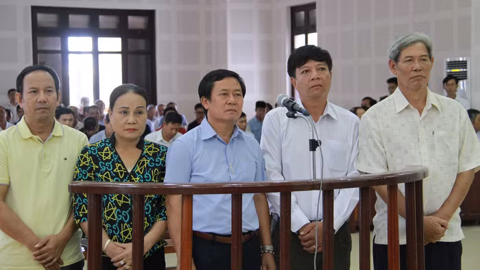Trong 6 năm, các bị cáo phải ra tòa nhiều lần nhưng tòa vẫn chưa tuyên có tội hay không - Ảnh: H.KHÁ