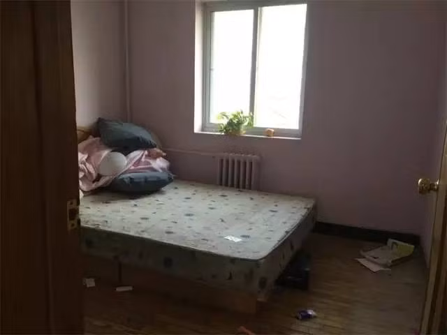 Giống như tất cả những ngôi nhà cũ kỹ, các phòng tắm và phòng bếp rất nhỏ, thiết bị vệ sinh, thiết bị nhà bếp cũng hỏng hóc và dơ bẩn. Nếu muốn sống tại đây bạn không thể không thay mới toàn bộ.