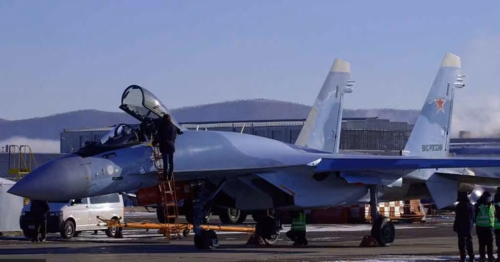 Su-35 có thể đạt tốc độ tối đa 2.500km/h và có tầm bay tối đa là 3.600km mà không sử dụng bình nhiên liệu dự trữ và 4.500km nếu mang theo bình nhiên liệu dự trữ và đạt trần bay 20km. 