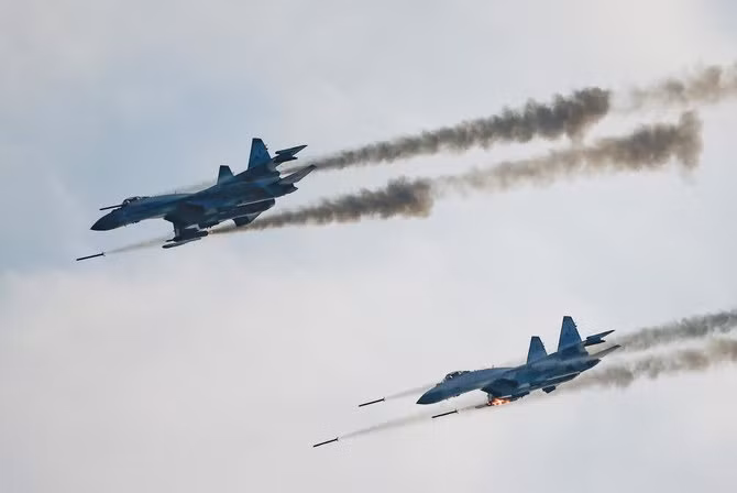 Chiến đấu cơ Su-35 được trang bị 2 động cơ phản lực Saturn 117S cực mạnh có thể mang được tối đa 16 tấn vũ khí. 