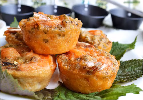 Bánh Cóng vùng Đồng bằng Sông Cửu Long. Là một món ăn nổi tiếng trong vùng. Chiếc bánh này có màu vàng ươm vô cùng đẹp mắt cùng với hương vị béo bùi, ngọt mát của đậu xanh đậu nành khiến ai cũng phải mê mẩn khi một lần nếm thử.