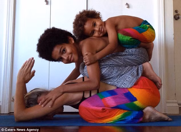 Bà mẹ trẻ cho hay, không chỉ cho các con tập yoga đều đặn mà còn áp dụng luôn cả chế độ ăn uống và sinh hoạt lành mạnh cho các con từ nhỏ. Cô không bao giờ cho con ăn những thực phẩm chế biến sẵn. Chế độ ăn hàng ngày của cả gia đình luôn thiên về rau xanh.