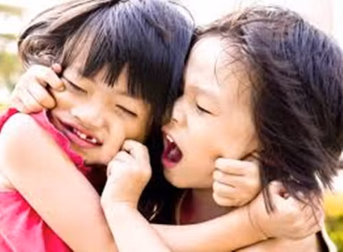 Cách dạy con hay nhất là phụ huynh hãy chỉ ra khuyết điểm của con và động viên chúng khắc phục. Theo cách này sẽ giúp trẻ tự tin hơn và sớm đạt được những kết quả tốt.