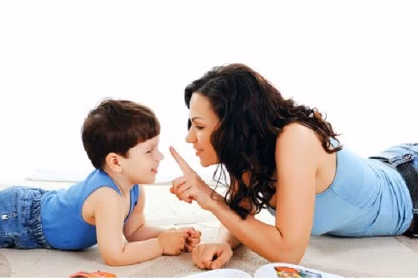 Thay vì la lối om sòm hãy bắt đầu nói chuyện với con “Tại sao con làm điều đó ? Nó có thể làm tổn thương con. Con có muốn chơi với các khối lego hoặc vẽ một bức tranh?” Bất cứ điều gì có thể chuyển hướng tâm trí của con bạn sẽ thay đổi được hành vi khác thường của bé.