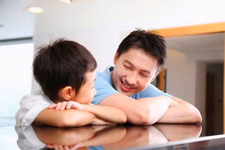 Thay vì đe dọa hãy cho con biết tại sao hành vi của con không thể chấp nhận được trong môi trường gia đình hay tập thể.