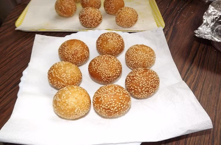 Nhưng không phải loại giấy trắng nào cũng thấm dầu tốt. Với loại giấy trắng tinh cũng có thể chứa hóa chất làm sáng chống cận thị gây bệnh gan và ung thư. Còn nếu dùng khăn giấy quá mỏng để thấm dầu thì nguy cơ giấy nát và vụn dính vào thức ăn cũng không vệ sinh chút nào.