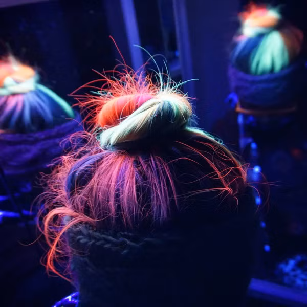 Mốt nhuộm này chỉ mới nổi lên vài tuần qua khi một thương hiệu chăm sóc tóc Panic Magic đã đẩy nó lên thành xu hướng. Rất nhiều cô gái đã đăng ảnh tóc huỳnh quang của mình lên các phương tiện truyền thông.