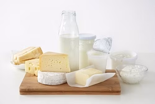 Các sản phẩm sữa. Một số nhà nghiên cứu tin rằng, u xơ tử cung thường gặp ở những phụ nữ tiêu thụ ít sản phẩm sữa. Canxi trong sữa sẽ ức chế sự tăng trưởng các tế bào có thể phát triển thành các khối u. Hãy kết hợp các mặt hàng sữa ít chất béo vì sản phẩm nhiều chất béo có thể góp phần vào tình trạng viêm và tăng cân.