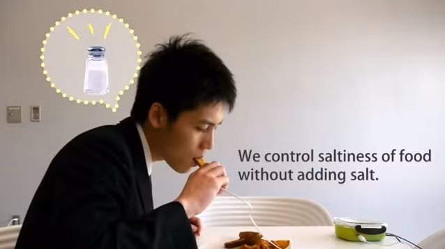 Nakamura giải thích, thực chất món ăn nhiễm điện đã có từ cách đây hơn 250 năm, được phát hiện bởi nhà khoa học Johann Georg Sulzer “khi nhà bác học này vô tình chạm lưỡi vào 2 tấm kim loại thì có dòng điện chạy qua. Và điều này đã tạo ra pin”.