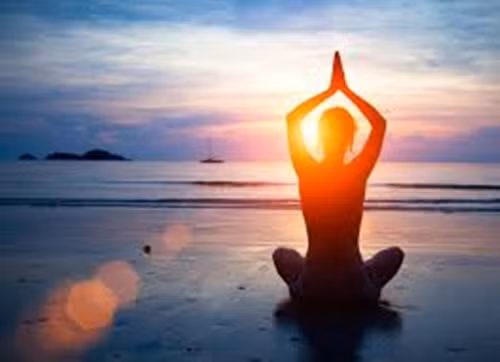 Giáo viên Vyda Bielkus cho hay, các tư thế yoga thích hợp sẽ hỗ trợ các khu vực căng thẳng, tái sắp xếp các cột sống sau khi ngồi cả ngày. Việc thực hành tâm cơ thể cũng giúp giải quyết những căng thẳng, tránh áp lực.