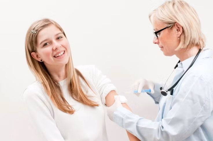 Chị em phụ nữ có thể phòng tránh căn bệnh nguy hiểm này bằng cách tiêm phòng vắc xin HPV. 