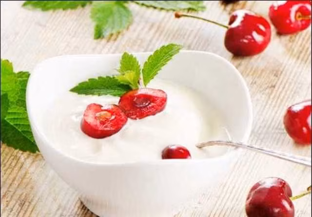 Kem. Đừng bao giờ ăn những thứ lạnh như kem, nước đá, sữa chua… vào mùa đông. Bởi nó không chỉ làm giảm thân nhiệt mà còn tăng nguy cơ mắc các bệnh đường hô hấp.