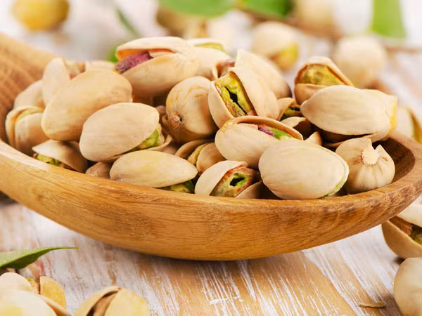 Hạt dẻ cười: Nửa cốc hạt dẻ cười chứa khoảng 6,5g protein. Đây được coi là món ăn vặt chứa nhiều protein nhất, giúp bạn nhanh chóng có được thân hình mảnh dẻ, săn chắc. Ăn nhiều hạt dẻ cười cũng làm giảm nguy cơ mắc tiểu đường và các bệnh tim mạch.