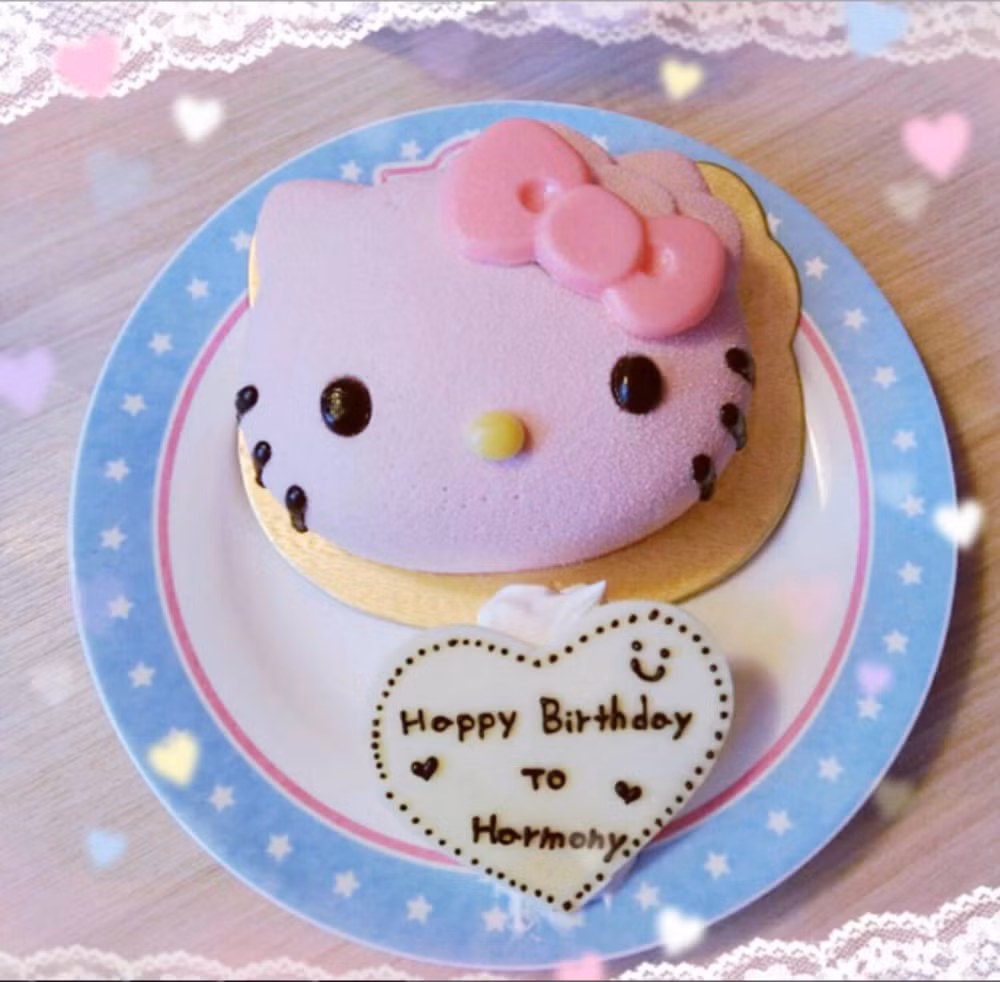Và kèm chiếc bánh sinh nhật hello kitty đặc biệt chưa bao giờ có ở các nhà hàng khác.