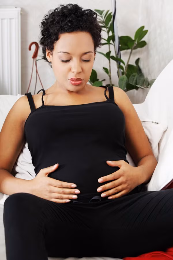 Chú ý đến tư thế ngồi. Để giúp em bé sinh ra nhanh chóng, cố gắng đảm bảo khung xương chậu ở trên đầu gối khi bạn ngồi trong quá trình mang thai. Việc làm này có thể là một chặng đường dài trước khi sinh dễ dàng hơn.