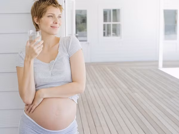 Uống nhiều nước. Trong quá trình đau đẻ và mang thai bạn nên uống thật nhiều nước. Nước sẽ cung cấp cho bạn nhiều năng lượng hơn để rặn đẻ, cho phép bạn giữ sức tốt hơn. Tại bệnh viện, bạn cũng có thể dùng nước đá để massage.
