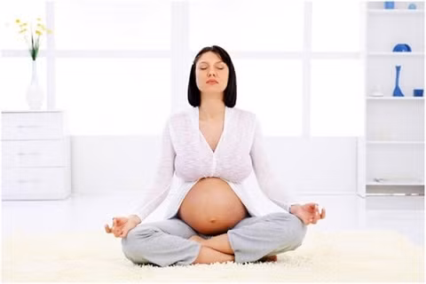 Thiền hoặc yoga. Hai liệu pháp thể dục này không chỉ để an thần mà còn tăng cường sức mạnh cơ thể chuẩn bị cho việc sinh con. Những tư thế như ngồi cánh bướm hay căng cơ vùng chậu được coi là tư thế an toàn và hữu ích cho việc sinh nở dễ dàng hơn.